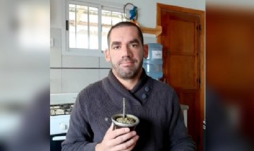 Leo arrancando el día con unos mates en Balcarce, Buenos Aires.