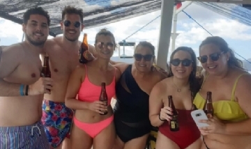 Lore y sus amigos de peña en la playa de El Nido Palawan, Filipinas.