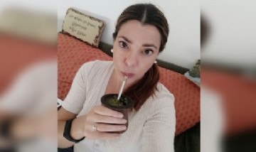 Aldana arrancando el día con unos ricos mates en CABA.