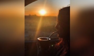 Lucia mateando en el atardecer de Puerto Madry, Chubut.