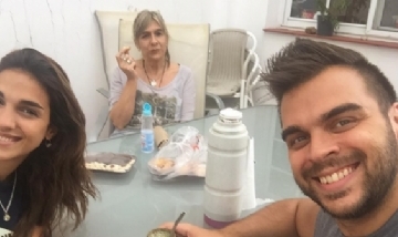 Nico mateando con su familia en CABA.