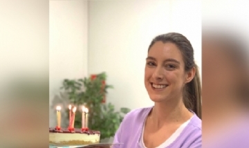 Judit festejando su cumpleaños en el trabajo en Barcelona, España.