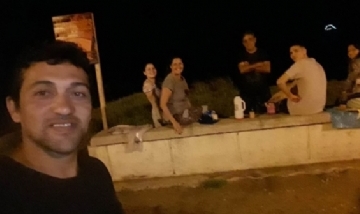 Gabriel y sus amigos de mateada en Playa Camet, Mar del Plata.