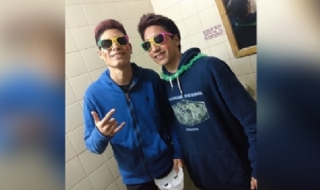 Elías y su amigo en la noche de 30 de Agosto, Buenos Aires.