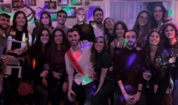 Jorge festejando su cumple con amigos en Chamberí, Madrid.