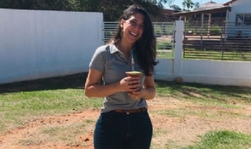 Talita disfrutando unos mates en Jardim Dos Lagos, Brasil.