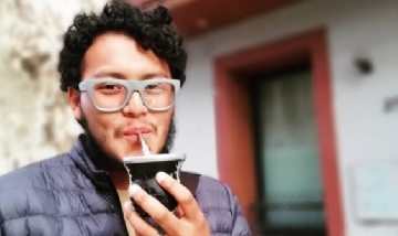 Missael tomando mate en Buenos Aires, Argentina.