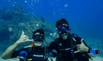 Nacho y su amigo buceando en Mahahual, México.-