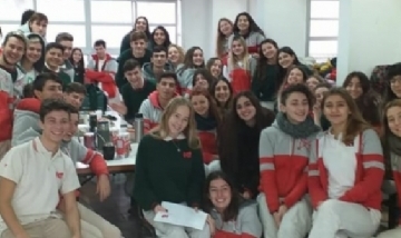 Egresados 2019 desayunaron juntos antes de partir a Bariloche.