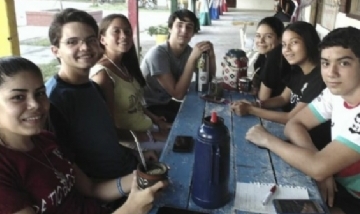 Laura y jóvenes compartiendo unos mates en Corrientes.