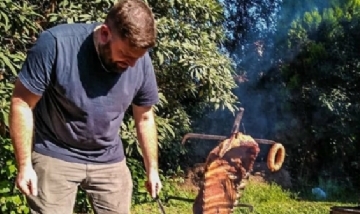 César preparando el Asado en Junín, Buenos Aires.