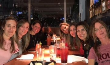 Natalia y sus amigas disfrutando la noche