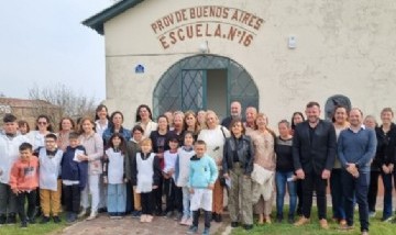 Bouvier presente en el Paraje La Vuelta, la Escuela N°16 inicia jornada de doble escolaridad