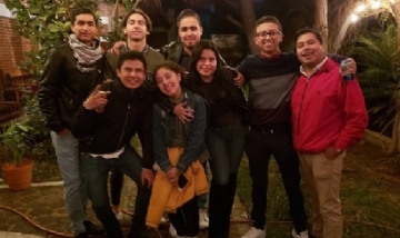 Gian y sus amigos de peña en Morelia, Michoacán.