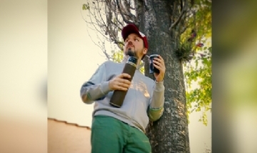 Valentin mateando en Puerto Madryn, Chubut.