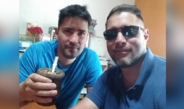 Cristian con su amigo mateando desde San Juan.