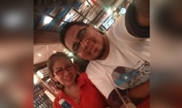 Kevin y su hermana recorriendo la noche de Caracas, Venezuela.