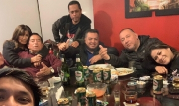 Salazar y sus amigos en Lima, Perú.