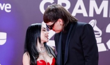 La cantante rosarina felicitó a su novio por el premio a “Génesis” como mejor álbum mexicano.