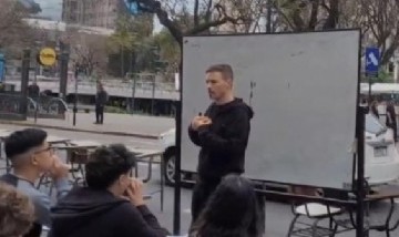 Un ministro de Kicillof dio clases en la calle en defensa de las universidades públicas