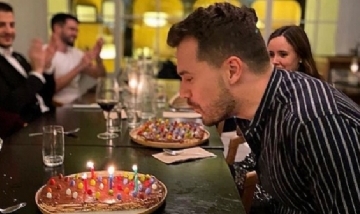 Álvaro soplando la velita de sus 31 en Madrid, España.