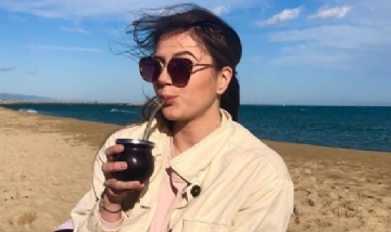 Gabi disfrutando unos mates en Playa de Bogatell, España.