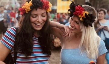 Celeste y su amiga. Oktoberfest Argentina, Villa General Belgrano.