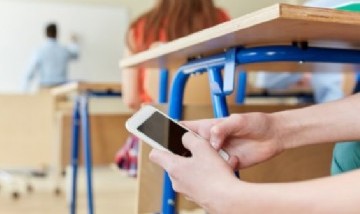 Expertos avalaron el proyecto que busca limitar el uso de celulares en escuelas primarias