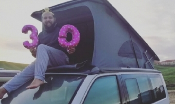 Pepi festejando sus 30 en Playa de Oyambre, España.