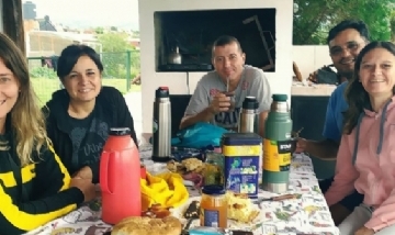 Laura mateando con amigos en Tanti, Córdoba.