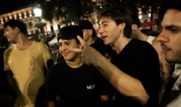 Paulo Londra revivió su historia visitando su colegio y la plaza donde empezó todo