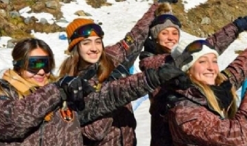 Mailén y sus amigas en el Cerro Catedral, Bariloche.