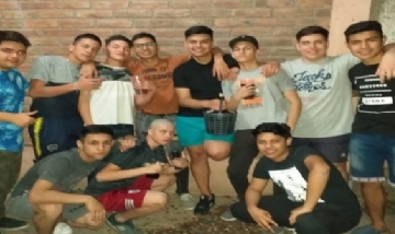 Nacho y sus amigos festejando los 18 años en Mendoza, Argentina.