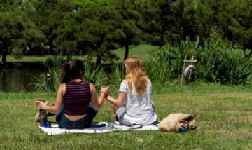 Viky con su amiga, mateando en el parque público de Golf Club Villa Adelina