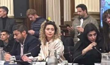 Una diputada de Javier Milei apareció en el Congreso con un patito en la cabeza