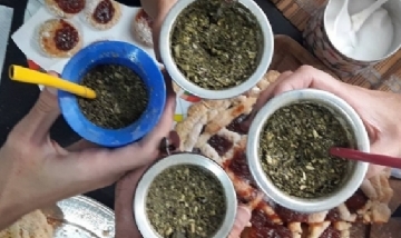 Dani y su familia mateando en tiempos de cuarentena, CABA.