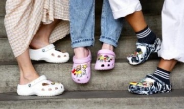 Prohibieron las "crocs" en las escuelas de Estados Unidos por lesiones en los alumnos