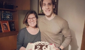 Oscar festejando sus 26 con su mamá en Castellote, España.