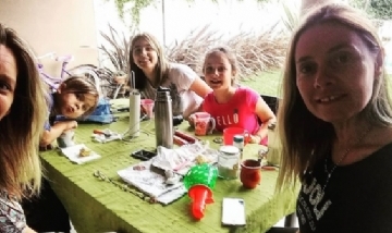 María mateando en familia en Bahía Blanca, Buenos Aires.