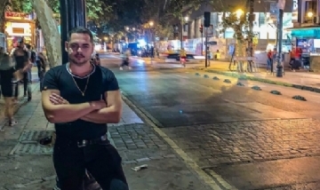 Fernando recorriendo la noche de Santiago de Chile.