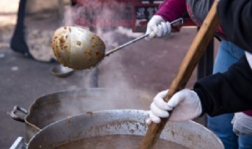 La UNLP y organizaciones sociales realizaron una olla popular contra el hambre