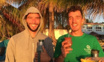 Juan y Nacho mateando en las playas de Mahaual, México.