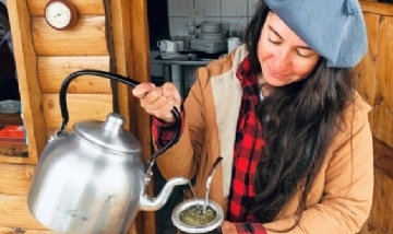 Marce con unos buenos mates para arrancar la mañana patagónica, Chubut.