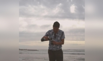 Nacho mateando en Playa Totoralillo, Chile.