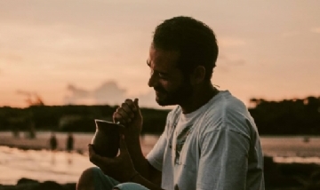 Lucas preparando unos mates en Praia de Ouvidor.