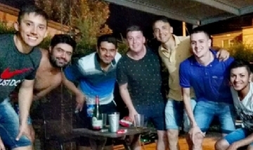 Lautaro y sus amigos de peña en Nelson, Santa Fe.