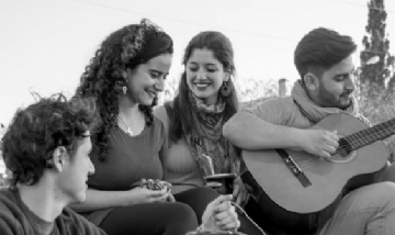 Ximena y sus amigos de Peña en Cosquín, Córdoba.