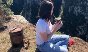 Claudia mateando en los cerros de Tucumán.