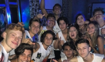 Fede y sus compañeros de curso disfrutando de su egreso en CABA.