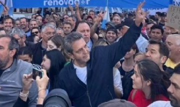 Con cánticos de "vamos a volver", miles de jóvenes recibieron a Sergio Massa en la marcha universitaria: